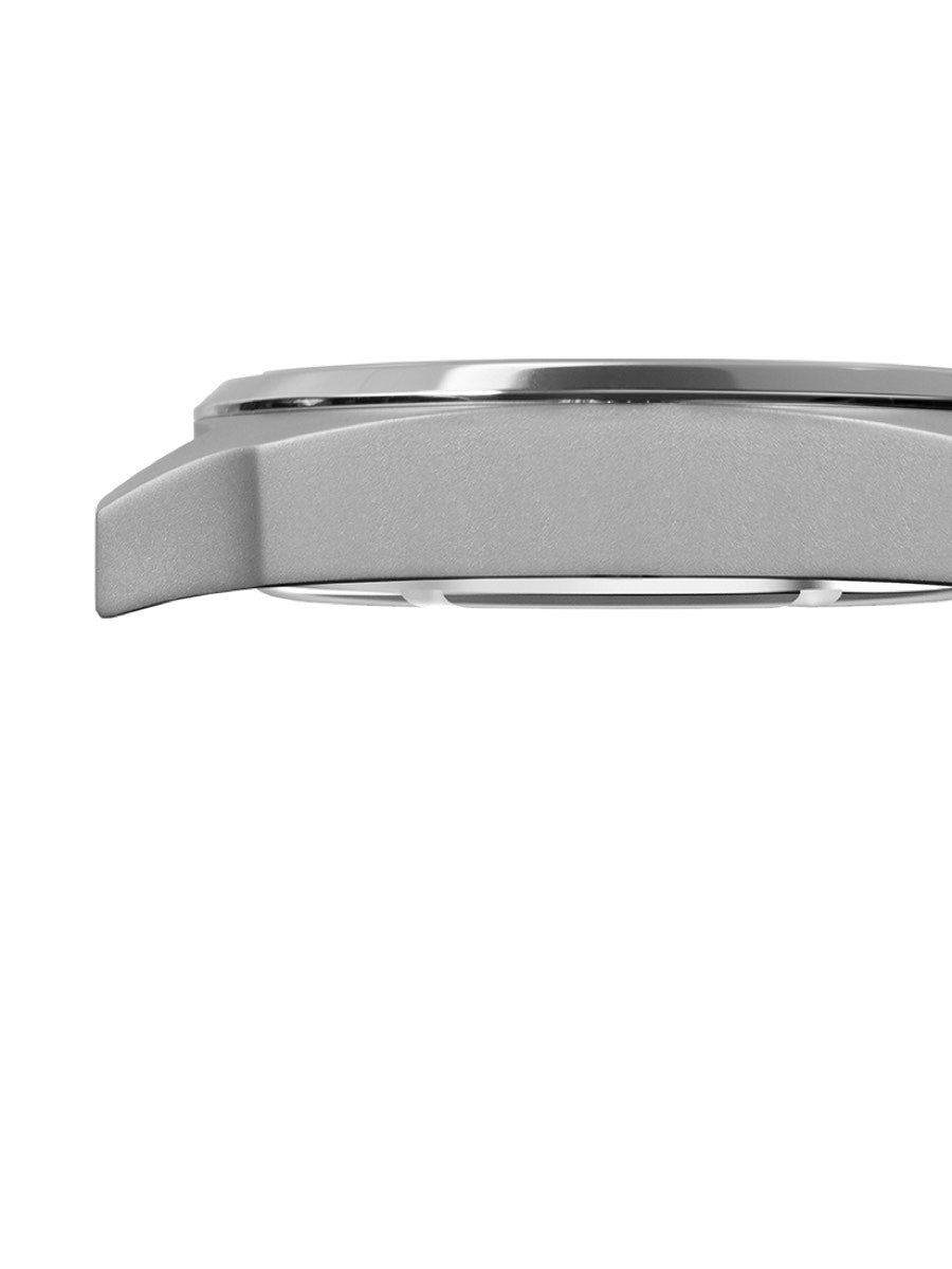 The Discovery Frost case in profile: 11.3mm from crystal to caseback, with the curved lugs.